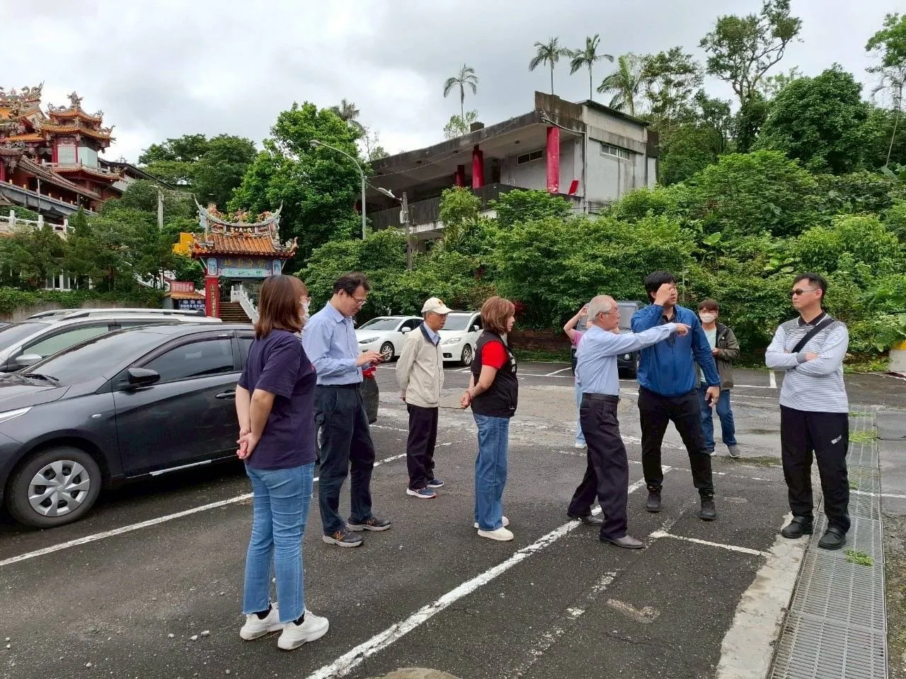 基隆市环保局与议员及里长会勘各区里充换电站建置场域,共同打造友善与便利的用车环境。基隆市政府提供