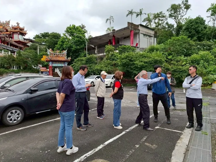 基隆市環保局與議員及里長會勘各區里充換電站建置場域，共同打造友善與便利的用車環境。基隆市政府提供