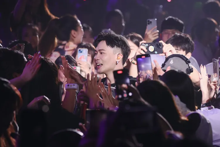 蕭秉治高雄場走入觀眾席，與粉絲超近距離。相信音樂提供