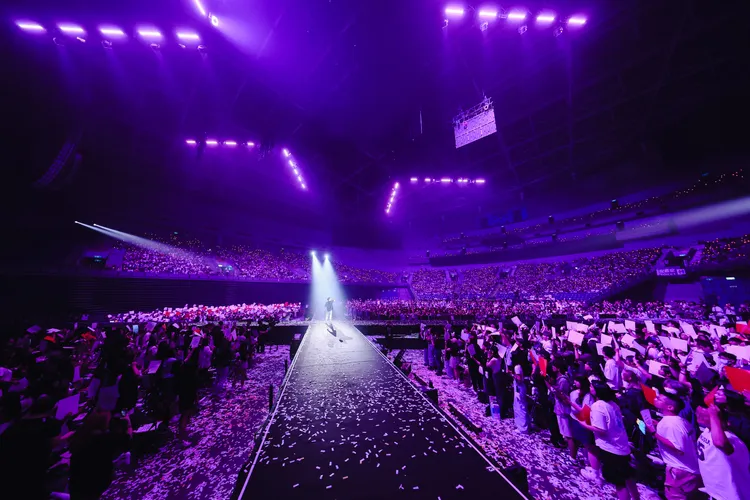 粉絲在演唱會應援排字，讓蕭秉治感動不已。相信音樂提供