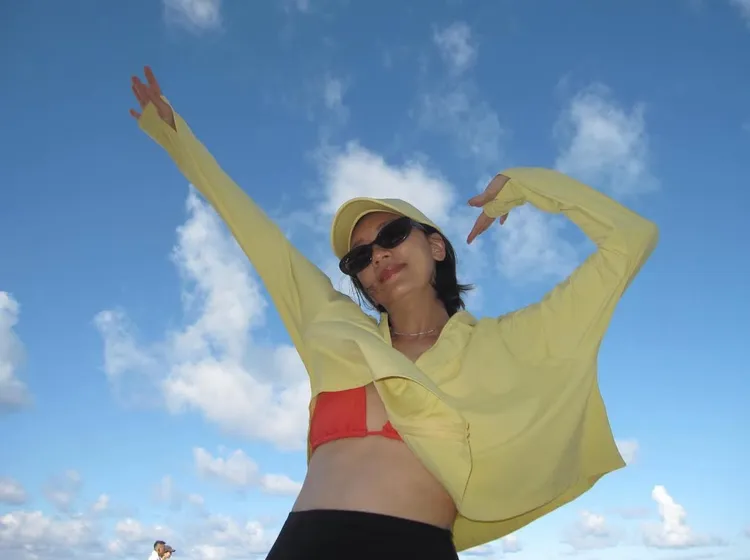 賈靜雯被梧桐妹出賣比基尼照，自嘲胸部小。翻攝自梧桐妹IG