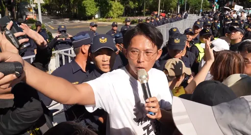 民眾黨「近千人走讀」遭警方舉牌攔阻 黃國昌喊柯文哲清清白白 小草怒吼「萊爾校長出來面對」