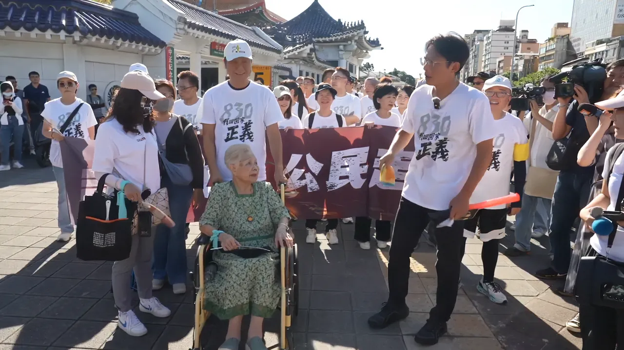民眾黨30日在中正紀念堂站的「司法改革公民走讀」活動,共同聲援柯文哲,柯母何瑞英也坐輪椅與柯妻陳佩琪也到現場聲援。