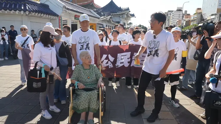 民眾黨30日在中正紀念堂站的「司法改革公民走讀」活動，共同聲援柯文哲，柯母何瑞英也坐輪椅與柯妻陳佩琪也到現場聲援。