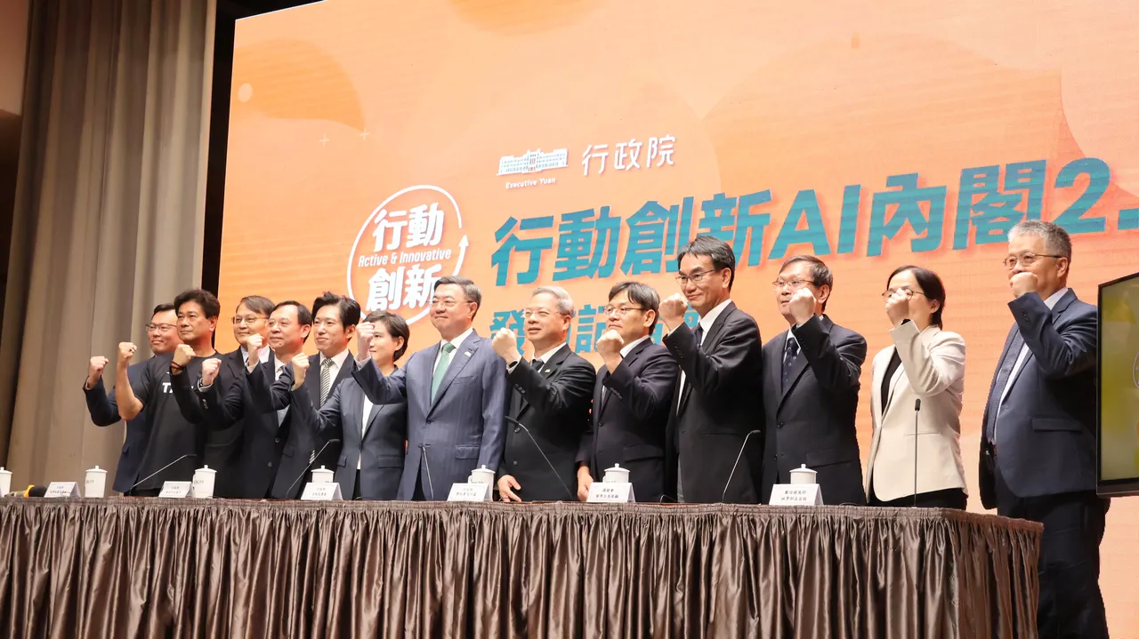 卓荣泰今率新任内阁成员召开记者会。记者叶家玮摄