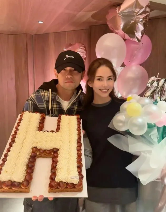 昆凌這張照片看起來肚子微隆，引懷孕揣測。翻攝昆凌小紅書