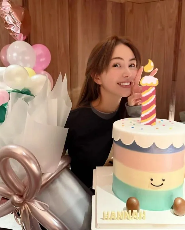 昆凌收到的蛋糕及花束都超大的。翻攝昆凌IG
