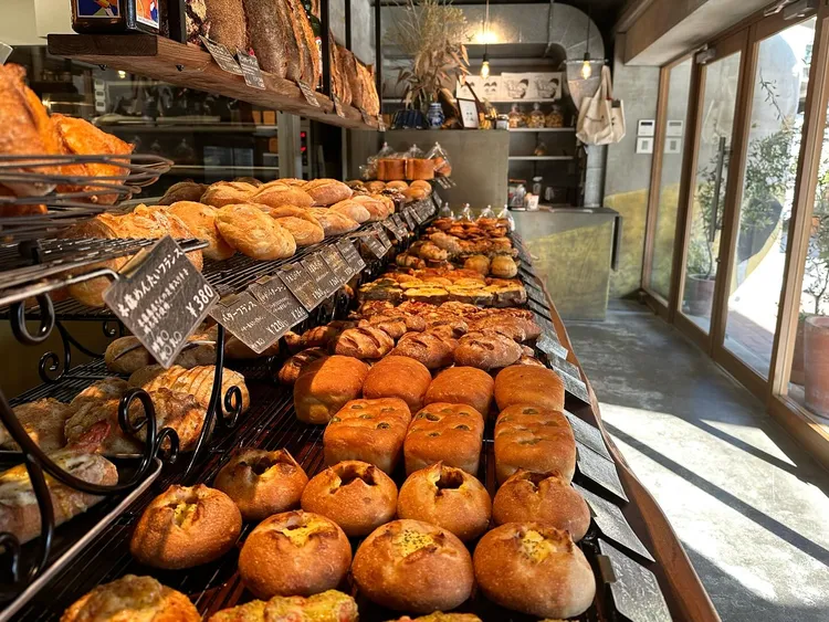 「MOROPAIN」人氣「招牌蜜瓜包」曾創下排隊超過三小時的火熱紀錄，2025年於尖沙咀開設的分店更將蜜瓜包昇華為「提拉米蘇蜜瓜包」，以港式菠蘿油為靈感夾入厚厚的提拉米蘇奶凍。業者提供