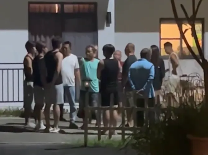 潜水店老板一群人威逼大学生下跪道歉。翻摄画面