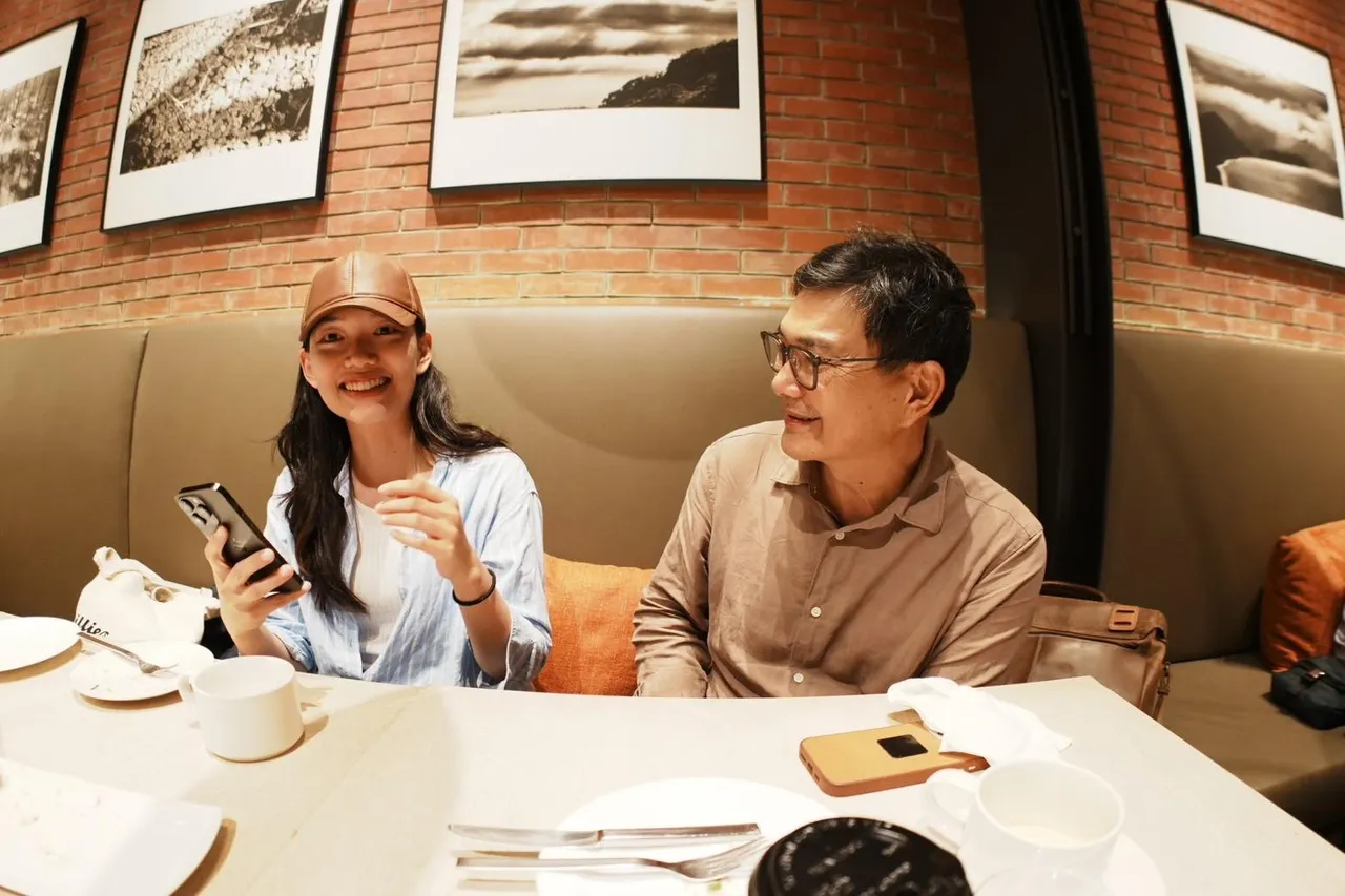女记者吴洛莹被黄国昌呛,吴益政认为爱女对此事的表现比他更成熟。翻摄吴益政脸书