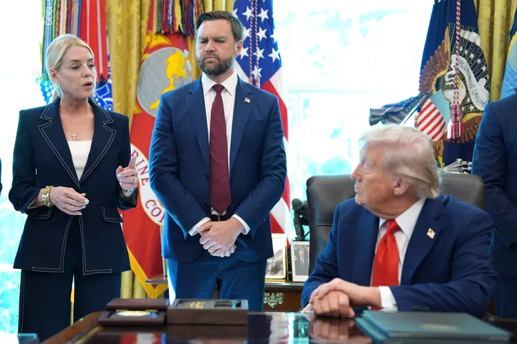 就算是59歲的司法部長邦迪（左）是金髮美魔女，川普表示自己也不敢稱讚她的長相，否則就會埋葬自己的政治前途。美聯社