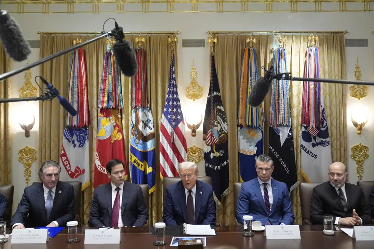 美國總統川普（中）一人Hold住全場內閣會議。美聯社