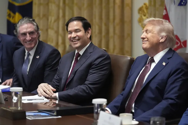 國務卿盧比歐（中）發言讓川普非常開心。美聯社