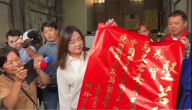 支持者送上手寫海報，慶賀馬文君罷免案不通過。讀者提供