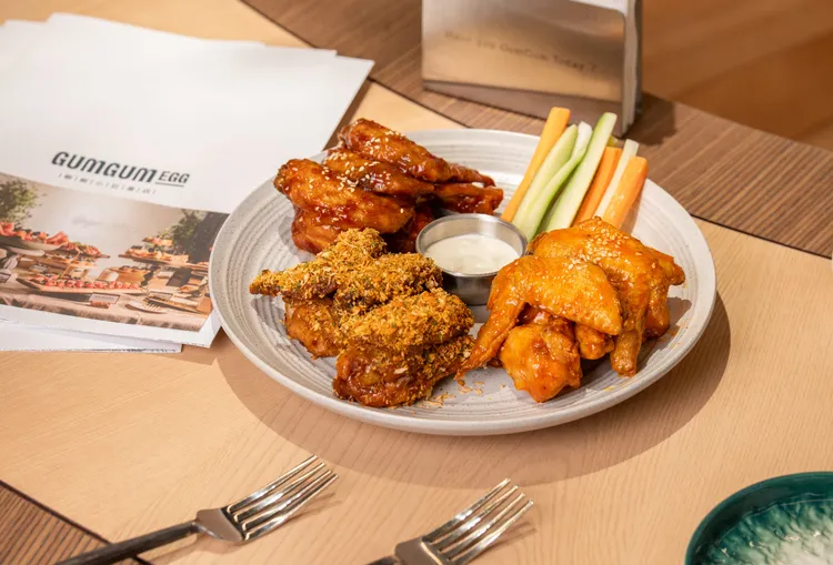 三大人氣雞翅口味避風塘雞、花椒麻麻、加勒比海燒烤。業者提供