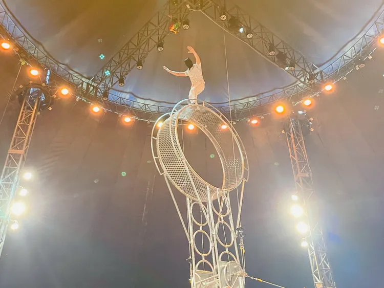 表演者Maikol、Osvaldo展現了在360度巨大鐵球內機車鐵球車技。民視提供