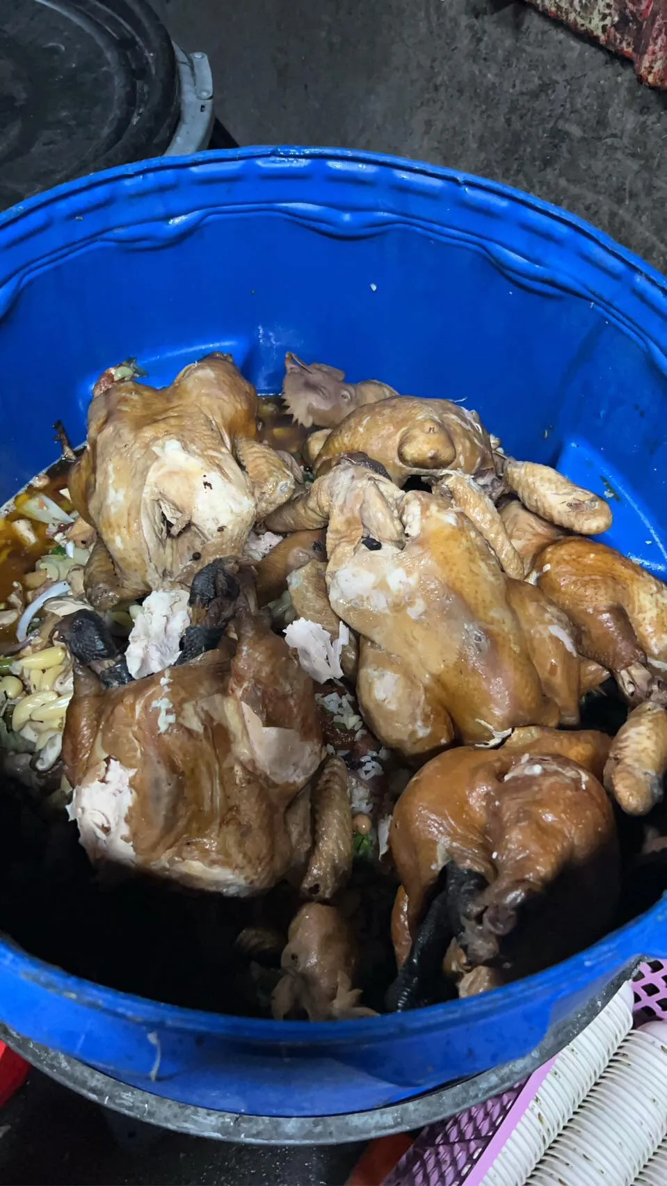 业者澄清,掉在地上的烤鸡已全数倒入厨余桶回收。翻摄《新竹大小事》脸书