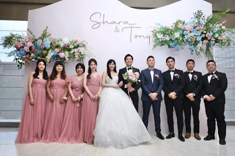 李佳豫（左四）和李運慶（右三）分手多年後為好友同場當伴郎伴娘。彭欣偉攝影