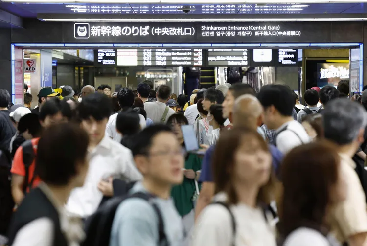 博多新幹線車站擠滿大批旅客。美聯社