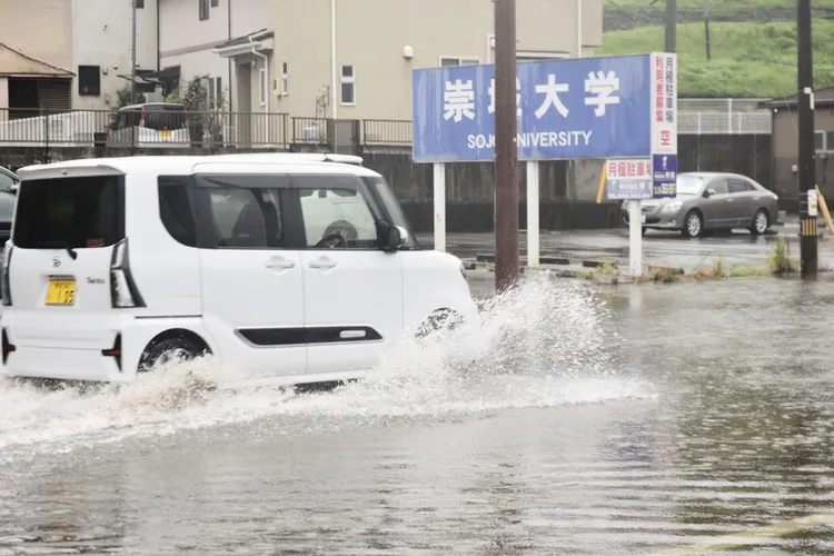 車輛經過熊本淹水的道路。美聯社