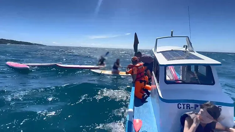 海巡將2名教練與10名遊客救回港口。翻攝畫面