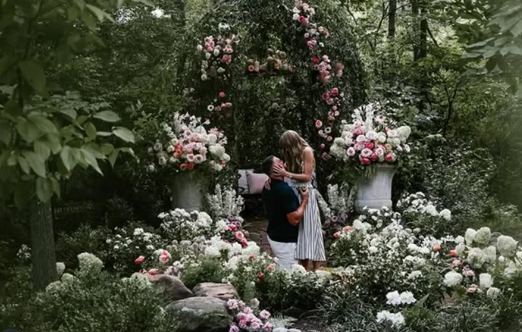 泰勒丝和凯尔西在IG宣布订婚。翻摄IG/Taylor Swift