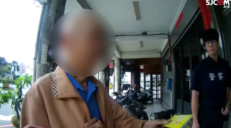 93歲有失智症狀的林翁搭公車出門辦公卻迷途，幸好熱心民眾報警協助，他得以順利返家。翻攝畫面