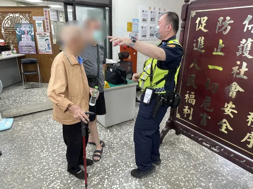 退休失智翁仍不忘「辦公」 迷途竟奔路中求援!警民助返家