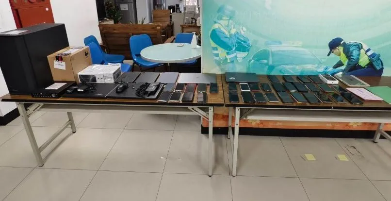 查扣证物。刑事局电信大队提供