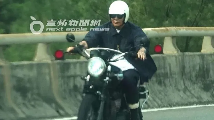 具俊晔常骑重机上山看大S。特摄中心摄