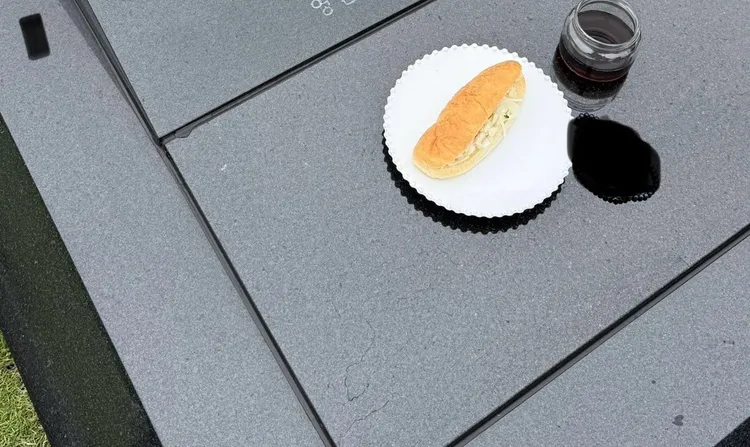 具俊曄帶早餐包括麵包和黑咖啡，上金寶山陪大S。讀者提供