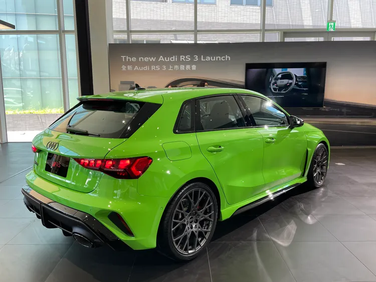 全車黑化窗框、專屬 19 吋鋁圈與紅色卡鉗，展現凌厲戰鬥氣息。林浩昇攝