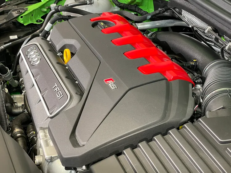 小改款RS 3延續經典賽道血統，搭載2.5升直列五缸渦輪增壓引擎，擁有400PS最大馬力與500Nm峰值扭力。林浩昇攝