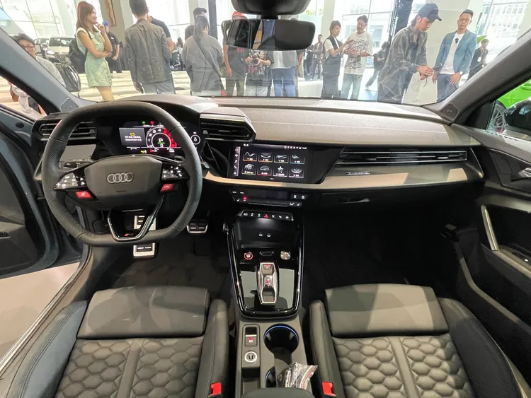 座艙延續RS家族性能氛圍，配備Fine Nappa真皮跑車座椅、碳纖維飾板與多色縫線。業者提供