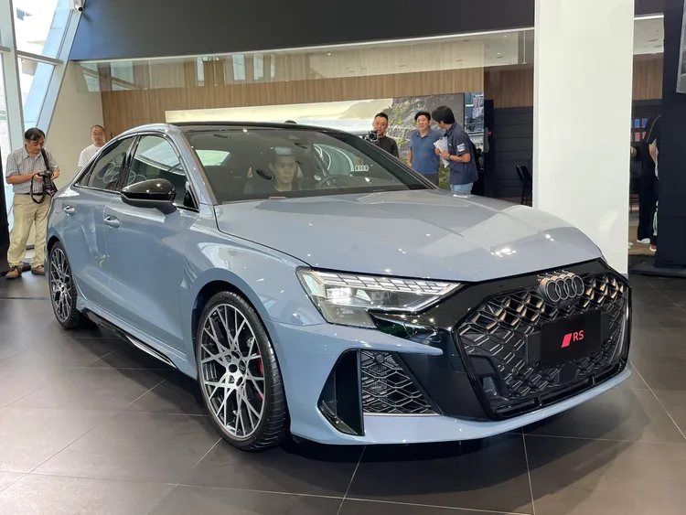 小改款RS 3車頭以黑色六邊形單體式水箱護罩，搭配方格旗設計的Matrix矩陣式LED頭燈。業者提供