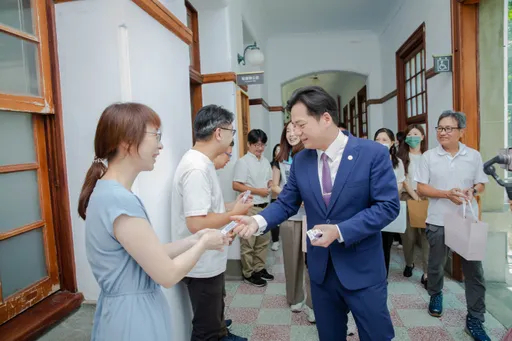 爸爸辛苦了! 邱臣远赠父亲节暖心小礼、感谢市府同仁辛劳付出