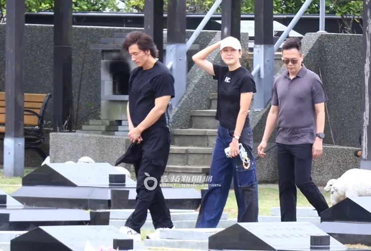 言承旭不時低著頭神情凝重，賈永婕夫婦跟在後頭陪伴。特勤中心攝