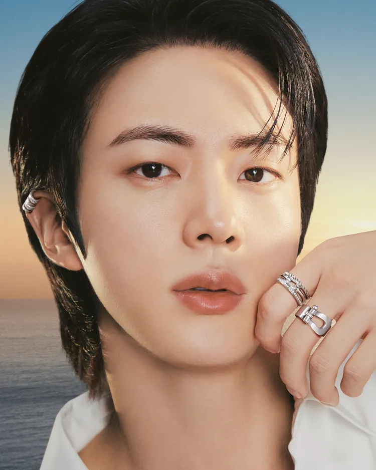 BTS Jin戴上FRED全新Force 10 Rise珠寶拍攝廣告。品牌提供