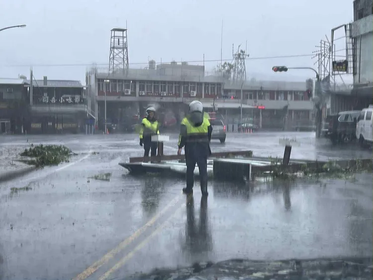 台東市區鐵皮遭強風吹倒在路邊。警方提供