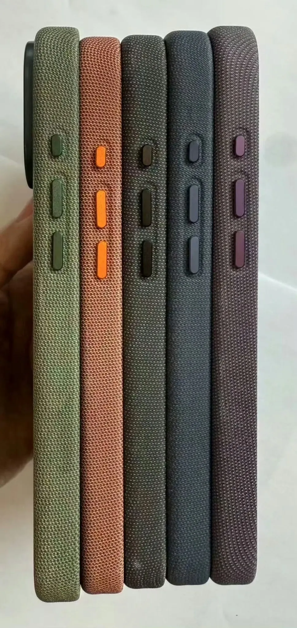 TechWoven殼配色包含黑、藍、綠、紫與橘,主打耐用布料與金屬按鈕設計,底部還新增掛繩孔位。Majin Bu
