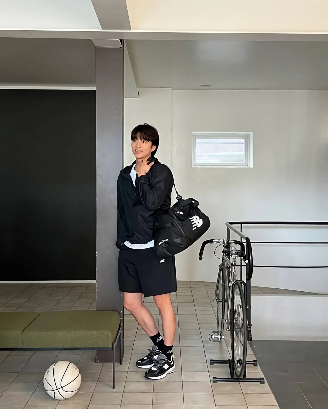 孔刘一身运动装扮造型相当有少年感。翻摄孔刘IG