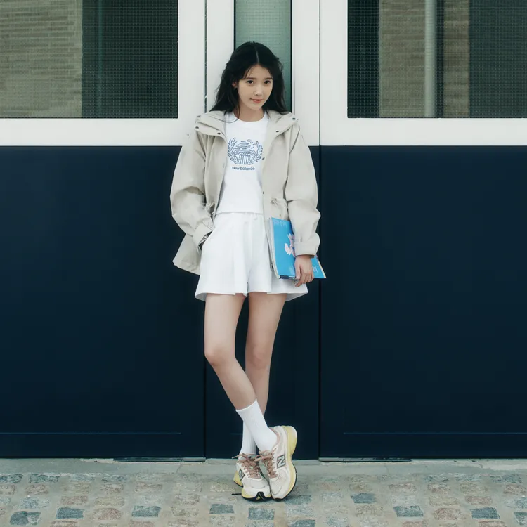 IU以印花上衣與抽繩連帽風衣外套配上2010鞋款。品牌提供