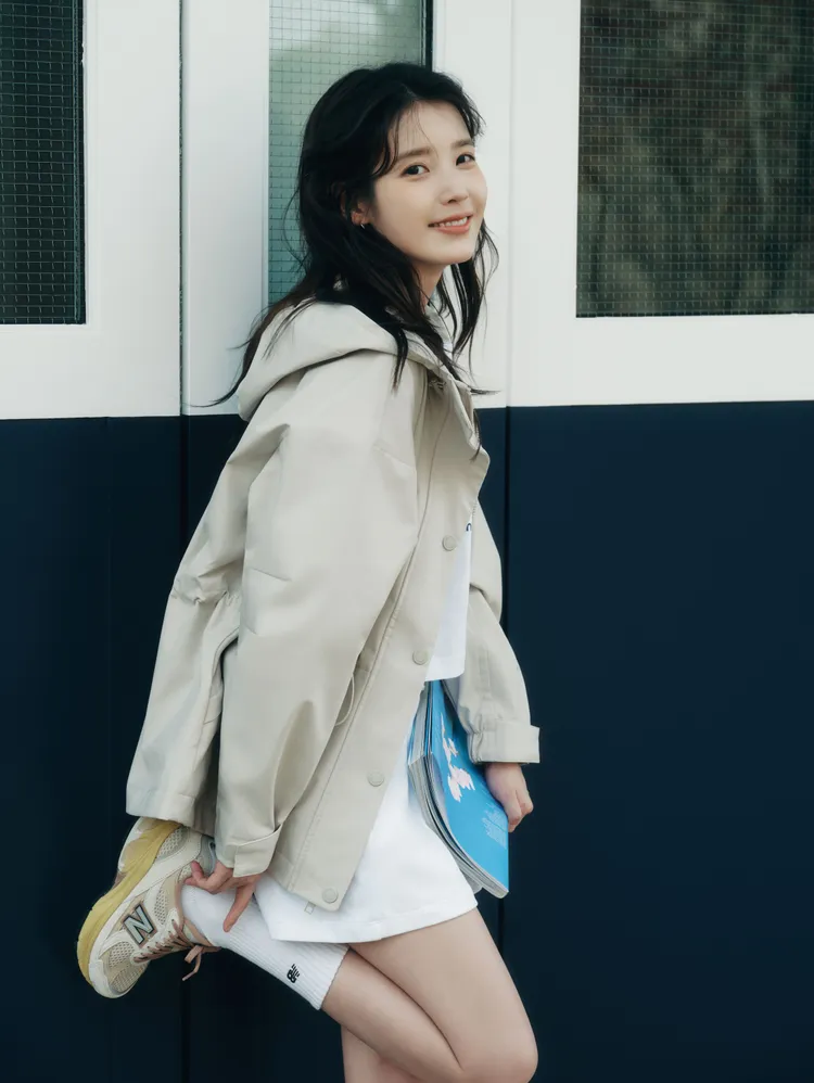 IU俏皮勾起腳對著鏡頭放送活力微笑。品牌提供