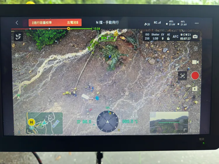 救難人員出動空拍機搜索。讀者提供