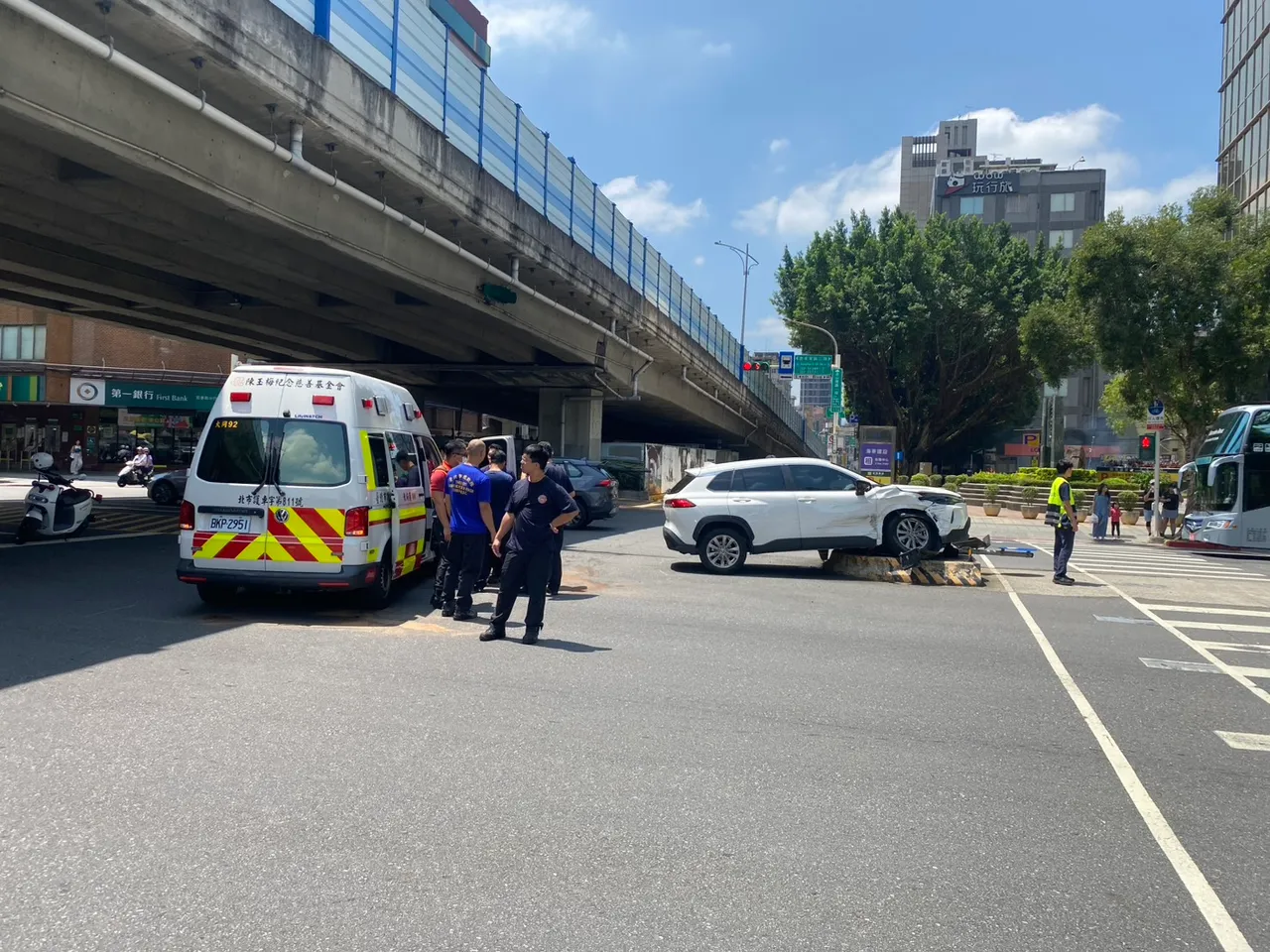 多元计程车与救护车发生车祸。警方提供
