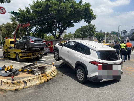 多元计程车擦撞鸣笛救护车 直冲行人庇护岛3人受伤送医