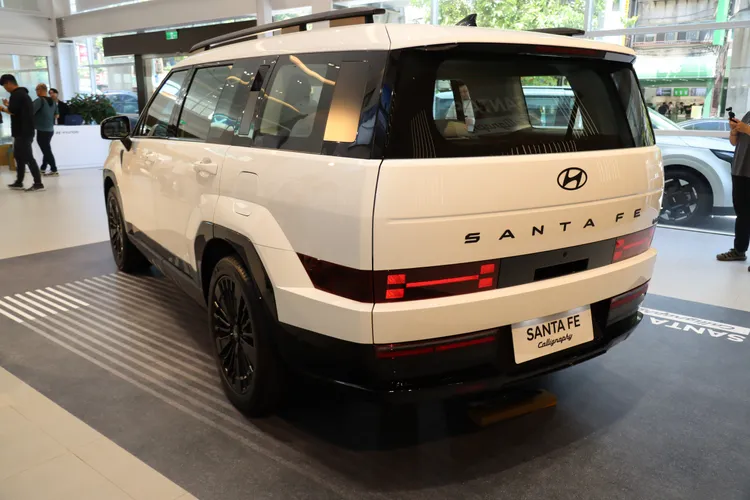 Santa Fe Calligraphy外觀上採用Calligraphy專屬套件，包含墨黑前後保桿、20吋專屬鋁圈、星綴水箱護罩與專屬飾板。林浩昇攝