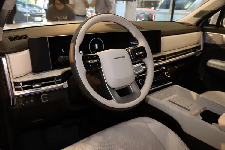 Santa Fe Calligraphy內裝可選典雅米白、墨黑或棕色皮革。林浩昇攝