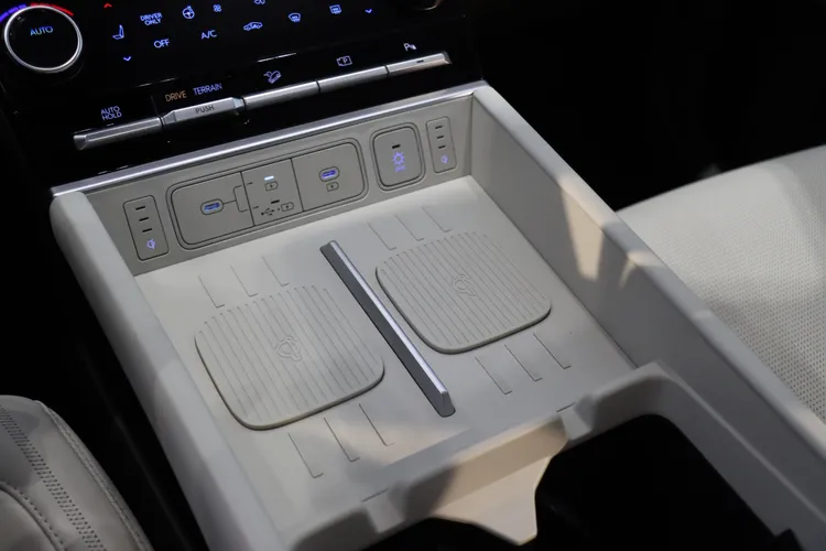 車內也配置專屬雙Qi無線充電面板。林浩昇攝