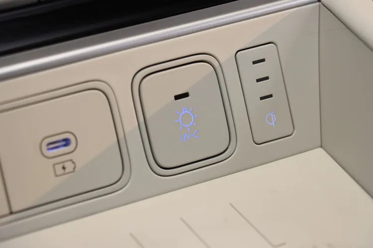 副駕駛區域也提供UV殺菌置物箱。林浩昇攝